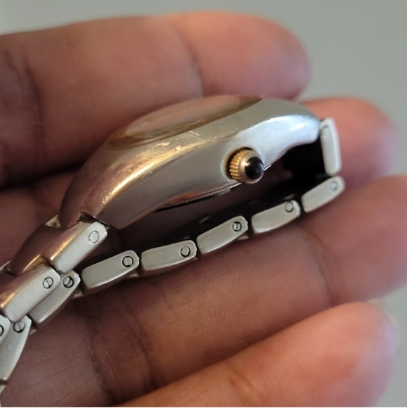 Gucci Silver and Gold Quartz Watch Vintage Needs Battery - Picture 5 of 10